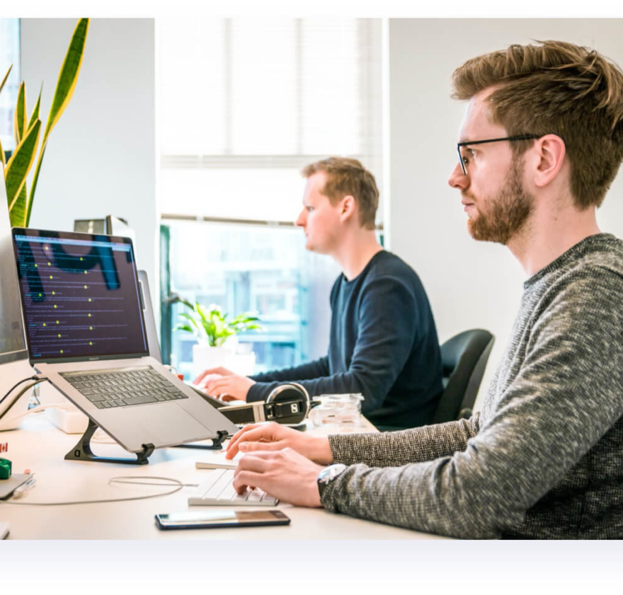 Mannen werkend laptop schermen kantoor origineel Mannen werkend laptop schermen kantoor origineel